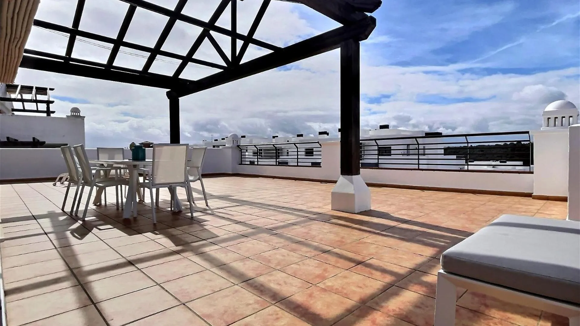 Superb 3-Bed Penthouse Minutes Drive To The Beach Buenas Noches İspanya