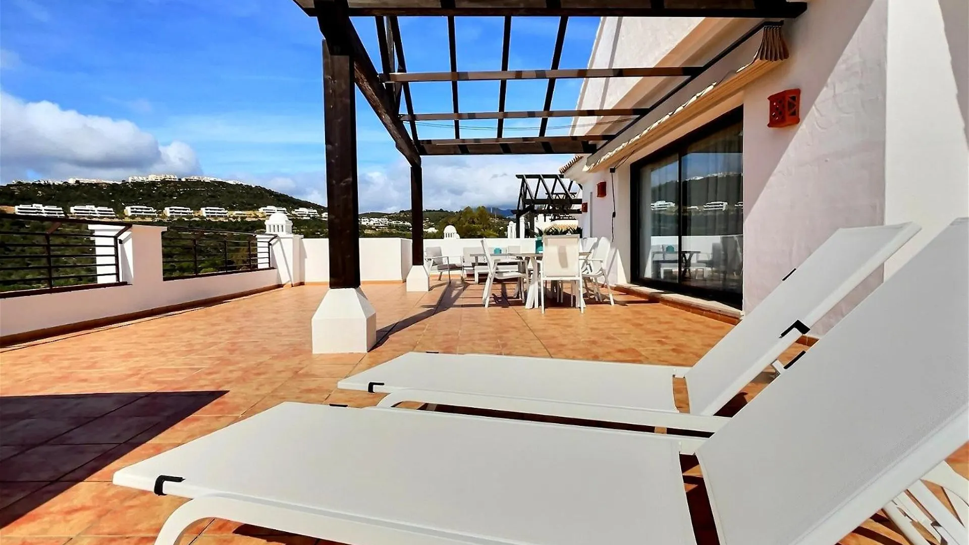 Daire Superb 3-Bed Penthouse Minutes Drive To The Beach Buenas Noches