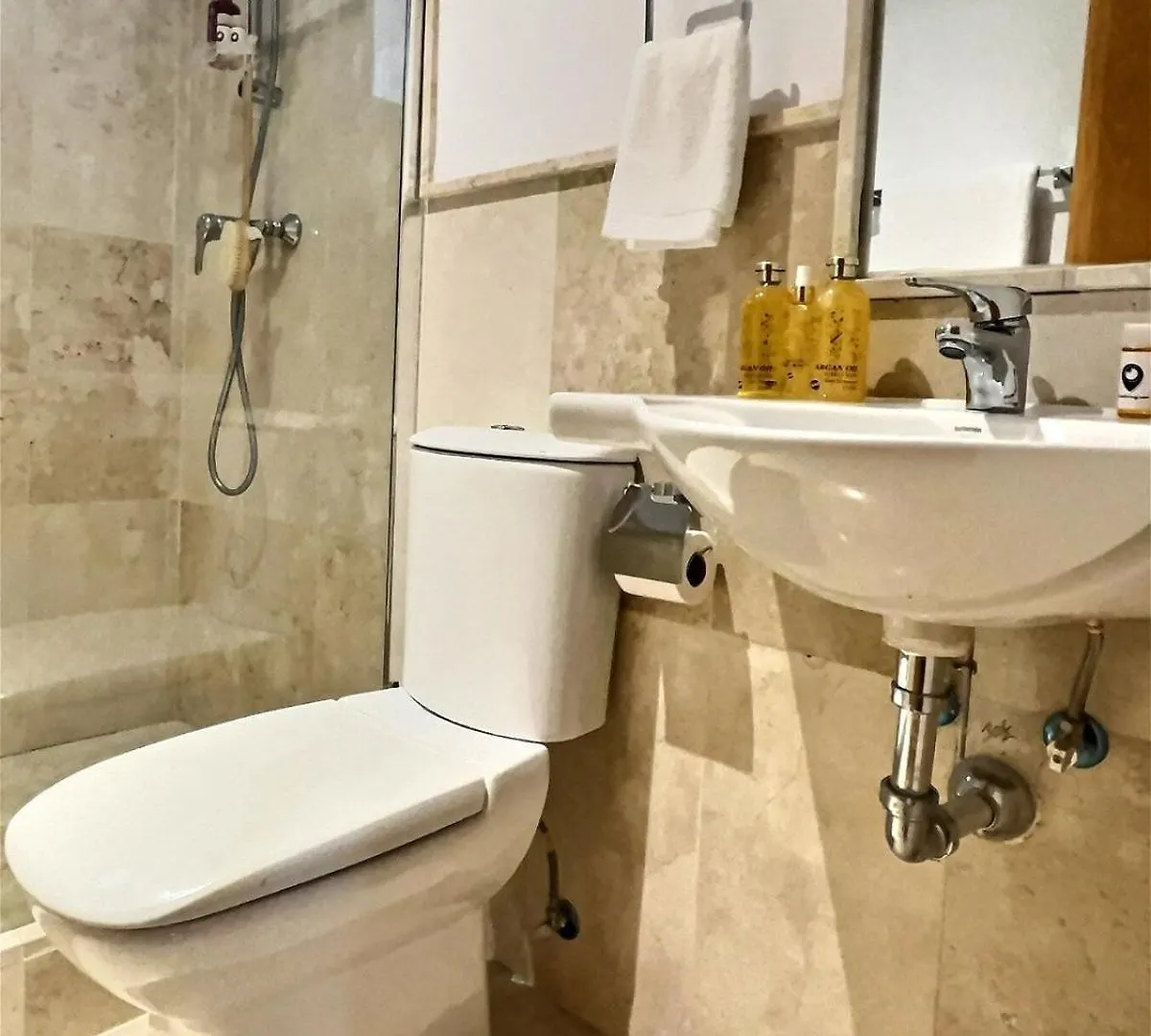 Daire Superb 3-Bed Penthouse Minutes Drive To The Beach Buenas Noches
