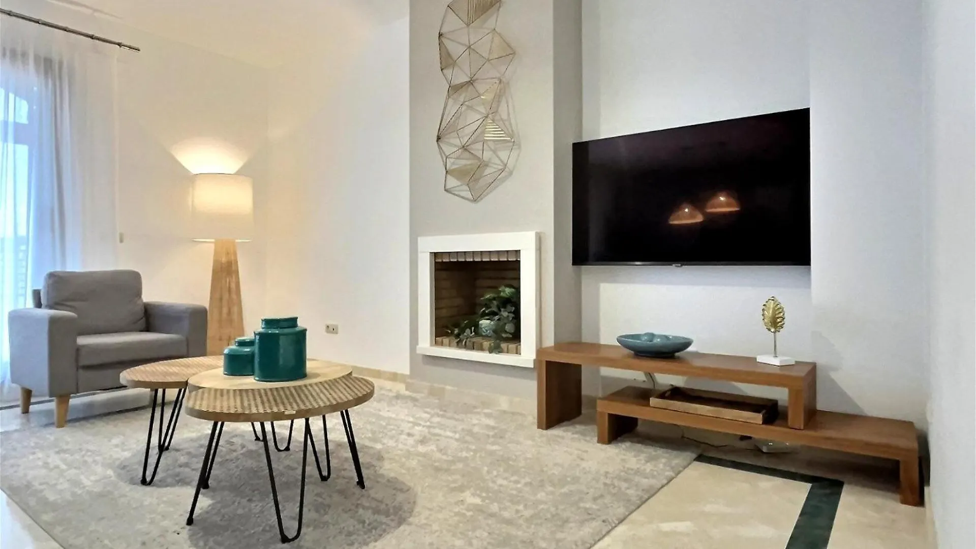 Superb 3-Bed Penthouse Minutes Drive To The Beach Buenas Noches Daire
