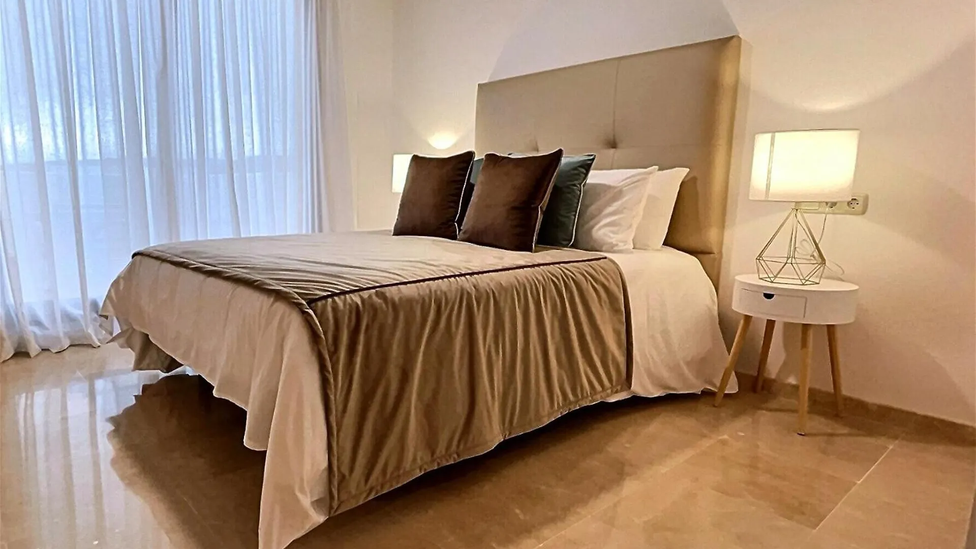 Superb 3-Bed Penthouse Minutes Drive To The Beach Buenas Noches Daire