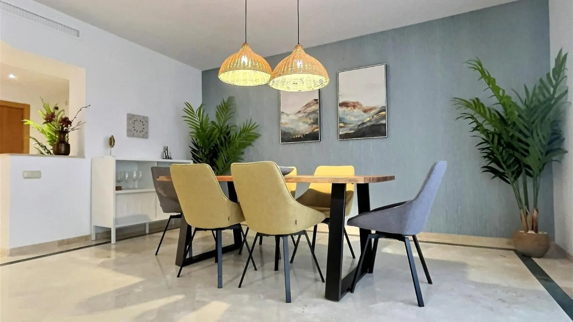 Daire Superb 3-Bed Penthouse Minutes Drive To The Beach Buenas Noches