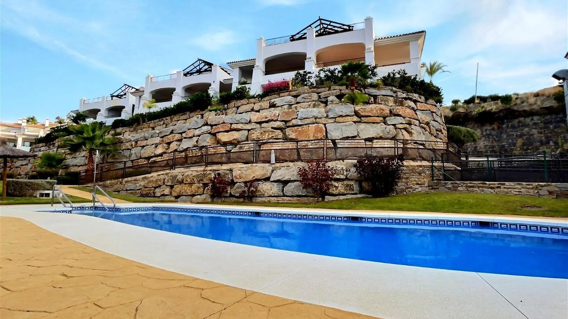 Daire Superb 3-Bed Penthouse Minutes Drive To The Beach Buenas Noches